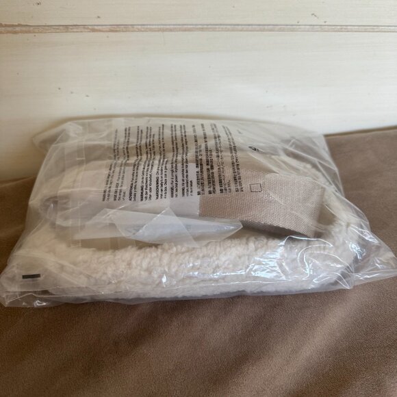 NWT, Lululemon Everywhere Belt Bag - Fleece, Natural Ivory - Silver Hardware - Picture 10 of 10